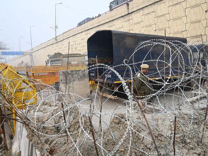 حاجز للشرطة في نيودلهي، الهند - المصدر: بلومبرغ