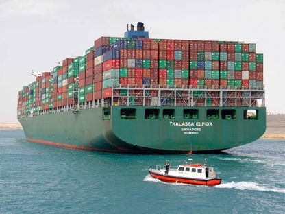 سفينة شحن حاويات تجارية ضخمة تشق طريقها في قناة السويس - المصدر: هيئة قناة السويس