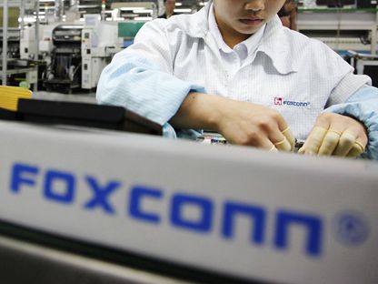 عامل في مجمع \"فوكسكون\" في منطقة قوانغدونغ، الصين - المصدر: بلومبرغ