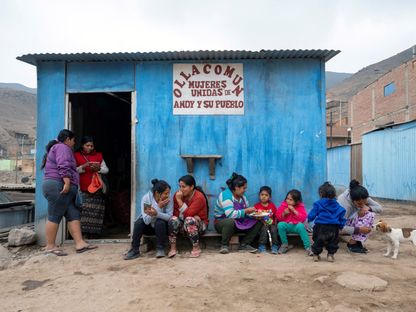مجموعة من النساء والأطفال في منطقة كارابيلو الفقيرة بدولة بيرو - المصدر: غيتي إيمجز