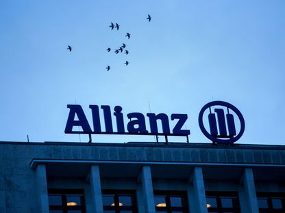 شعار شركة \"أليانز\" على مبنى في برلين العاصمة الألمانية - المصدر: بلومبرغ
