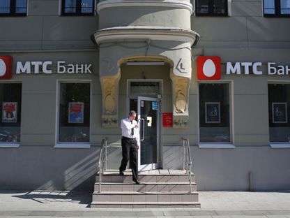 عميل يخرج من فرع مصرف \"إم تي إس بنك\" (MTS-Bank) في موسكو، روسيا. - الشرق/بلومبرغ