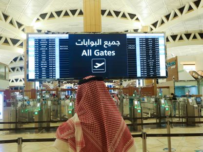 أحد المسافرين ينظر إلى لوحة تعرض مواعيد رحلات الطيران داخل في مطار الملك عبد العزيز الدولي في جدة. السعودية في 16 مايو 2021 - المصدر: رويترز