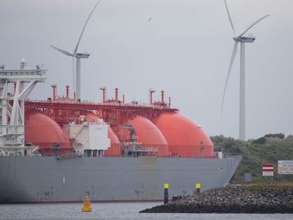 ناقلة الغاز الطبيعي المسال \"أركتيك ديسكفرر\" التي تديرها شركة \"كيه لاين ال ان جي\" راسية في محطة الغاز بميناء روتردام. هولندا - المصدر: بلومبرغ