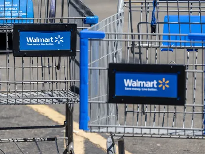 عربات تسوق تحمل علامة 'ولمارت' في متجر الشركة في سان لياندرو بولاية كاليفورنيا الأميركية في 19 أغسطس 2025 - بلومبرغ