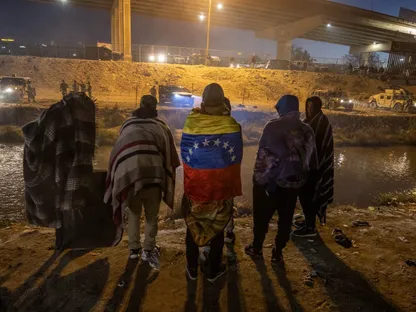 مهاجرون من فنزويلا على ضفة نهر ريو غراندي في إل باسو بولاية تكساس الأميركية - المصدر: بلومبرغ