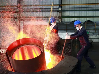 عاملان داخل مصنع للصلب أثناء عملية صهر المعدن في درجة حرارة مرتفعة. تستعد بلدان مجموعة الدول السبع للإعلان عن تحالف لإنتاج المعادن الحيوية يهدف إلى مواجهة هيمنة الصين على هذه السوق - المصدر: بلومبرغ