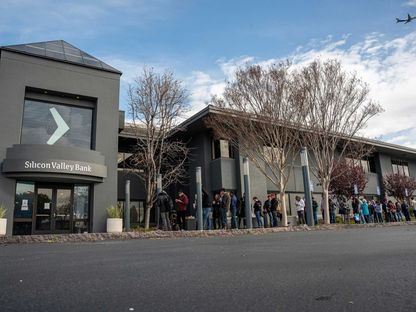 عملاء يقفون خارج مقر \"سيليكون فالي بنك\" في سانتا كلارا، بكاليفورنيا، أميركا - المصدر: بلومبرغ