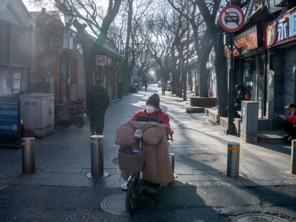 رجل يركب دراجة كهربائية في بكين بالصين  - المصدر: بلومبرغ