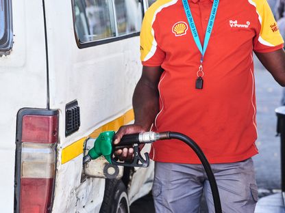 عامل يمسك بمضخة الوقود في محطة تابعة لشركة \"شل\" في منطقة ألبيرتون في جوهانسبرغ، جنوب أفريقيا، يوم الخميس 9 مايو 2024. - المصدر: بلومبرغ