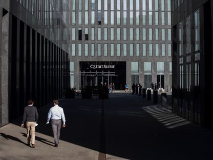 موظفون أمام برج مكاتب مصرف \"كريدي سويس غروب\" ي زيورخ في سويسرا - المصدر: بلومبرغ
