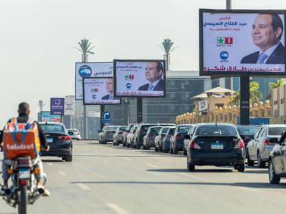 سائق دراجة توصيل في أحد الشوارع حيث تنتشر ملصقات إعلانية مؤيدة للرئيس عبد الفتاح السيسي في الانتخابات الرئاسية المصرية، القاهرة، مصر، يوم 6 نوفمبر 2023 - المصدر: بلومبرغ