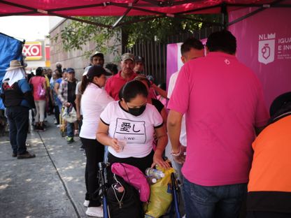 مواطنون يصطفون أمام مستشفى للحصول على زجاجات مياه أثناء موجة الحر في المكسيك - المصدر: بلومبرغ