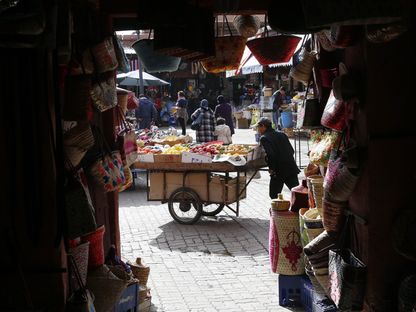 رجل يبيع الفواكه والخضروات في المدينة القديمة بمدينة مراكش.. يمثل الباعة الجائلون جزء من اقتصاد الظل في المملكة الذي يبلغ حجمه 30% من الناتج المحلي - المصدر: رويترز