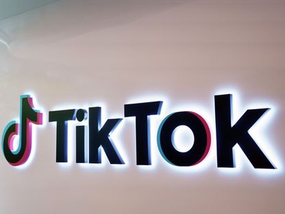 شعار \"تيك توك\"‎ مثبت على جدار داخل مكتب للشركة في سنغافورة - المصدر: بلومبرغ