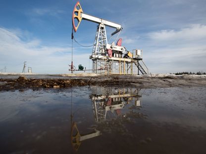 رافعة ضخ النفط، المشهورة أيضاً بمسمى \"حمار الإيماء\"، تقف في حقل نفط قرب مدينة ألميتيفسك في إقليم تتارستان، بروسيا  - المصدر: بلومبرغ