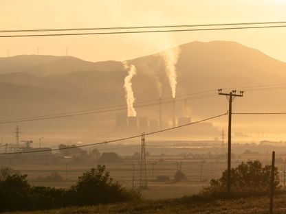 بخار متصاعد من أكوام المداخن في محطة أجيوس ديميتريوس للطاقة - المصدر: بلومبرغ