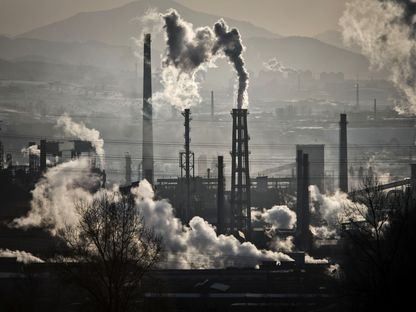 غازات الاحتباس الحراري وهي تنبعث في الهواء وتلوثه - المصدر: بلومبرغ