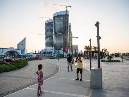زوار يلتقطون صوراً أمام بوابة مهرجان العلمين الجديدة ومشروعات السكن في مدينة العلمين الجديدة، في محافظة مطروح، مصر، يوم الخميس، 24 أغسطس 2023. - المصدر: بلومبرغ
