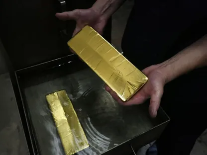 سبائك من الذهب - المصدر: بلومبرغ