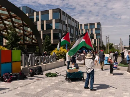 متظاهرون في حرم شركة \"مايكروسوفت\" (Microsoft) في مدينة ريدموند بولاية واشنطن، في 19 أغسطس 2025. تواجه أكبر شركة لصناعة البرمجيات في العالم احتجاجات من موظفيها وتدقيقاً إعلامياً بسبب مخاوف من استخدام برمجياتها في إيذاء المدنيين خلال الحرب في غزة. - بلومبرغ