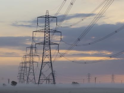 أبراج وخطوط الكهرباء في ضباب الصباح على جزيرة غرين، المملكة المتحدة - المصدر: بلومبرغ