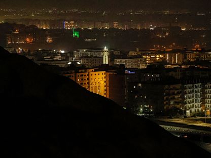 تخفيف الأحمال في إحدى مناطق القاهرة ليلاً - المصدر: أ.ف.ب