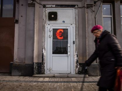 رجل مسن يعبر من أمام مكتب صرافة يزيّن بابه رمز اليورو في موسكو، روسيا - المصدر: بلومبرغ