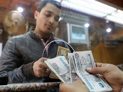 مواطن في أحد محلات الصرافة في القاهرة - المصدر: رويترز