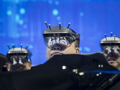 زوار يرتدون نظارات الواقع الافتراضي ويجربون نظام القيادة في كشك شركة نيسان موتورز خلال معرض آسيا في شنغهاي، الصين - المصدر: بلومبرغ