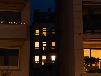 مبنى سكني مضاء جزئياً ليلاً في حي سكني بمدينة ستراسبورغ بفرنسا.  - المصدر: بلومبرغ