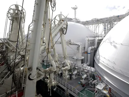 عمال يعكفون على ربط أنبوب نقل غاز طبيعي مسال بناقلة ترسو في محطة \"فوتسو\" الحرارية لتوليد الطاقة التابعة لشركة \"جيرا\" في فوتسو، محافظة تشيبا، اليابان، يوم الجمعة 17 ديسمبر 2021 - المصدر: بلومبرغ