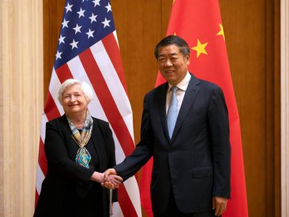 وزيرة الخزانة الأميريكية جانيت يلين تصافح نائب رئيس الوزراء الصيني هي ليفنغ في بكين، الصين، يوم السبت 8 يوليو 2023  - المصدر: بلومبرغ