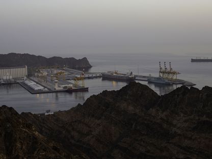 تقف الرافعات الجسرية على رصيف الميناء في ميناء السلطان قابوس التجاري في مسقط، عمان، يوم الاثنين، 7 مايو 2018. - المصدر: بلومبرغ