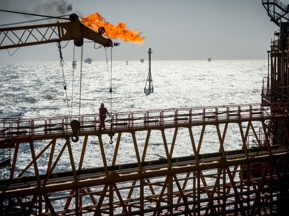 منصة نفطية بحرية في حقل نفط سلمان، تديرها شركة النفط البحرية الإيرانية الوطنية، بالقرب من جزيرة لافان في الخليج العربي - المصدر: بلومبرغ