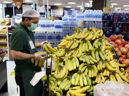 عامل وافد في عمان - AFP