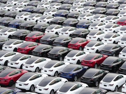 سيارات شركة تسلا في ساحة انتظار السيارات بعد وصولها إلى ميناء في يوكوهاما، اليابان، يوم الخميس ، 28 أكتوبر 2022. - المصدر: بلومبرغ