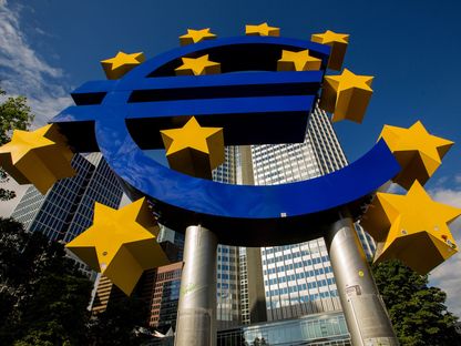 مجسم لعملة اليورو أمام مقر البنك المركزي الأوروبي السابق في فرانكفورت في ألمانيا - المصدر: بلومبرغ
