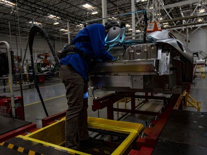 أحد العمال داخل مصنع للسيارات وسط توقعات بتقليص العمالة خلال الفترة المقبلة مع تقلص هوامش ربحية الشركات الأميركية - المصدر: بلومبرغ