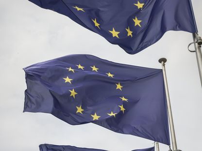 أعلام الاتحاد الأوروبي معلقة على مبنى \"بيرلايمونت\" التابع للمفوضية الأوروبية في بروكسل في بلجيكا  - المصدر: بلومبرغ