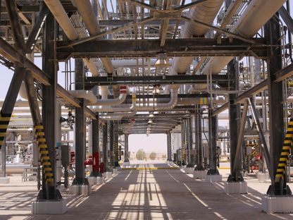 أنابيب في محطة الحوية لاستعادة سوائل الغاز الطبيعي، التي تديرها \"أرامكو\" السعودية، في الحوية، المملكة العربية السعودية - المصدر: بلومبرغ
