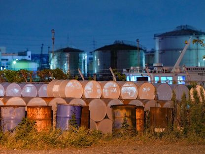 براميل التخزين مكدسة في منطقة كايهين الصناعية في كوازاكي، محافظة كاناغاوا، اليابان - المصدر: بلومبرغ