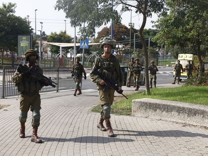 جنود إسرائيليون يقومون بدوريات في أحد الشوارع سيراً على الأقدام في سديروت، إسرائيل - المصدر: بلومبرغ