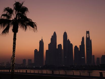 مبانٍ شاهقة في أفق مدينة دبي، بالإمارات خلال وقت الفجر، بتاريخ 29 نوفمبر 2023 - المصدر: بلومبرغ