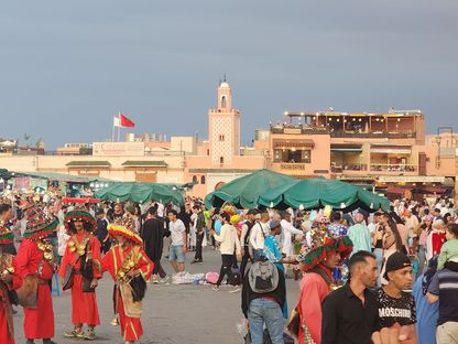 سياح في ساحة \"جامع الفنا\" بمراكش المدينة السياحية الأولى في المغرب - الشرق/بلومبرغ