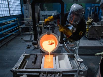 عامل يصب الفضة المنصهرة في قالب  في مسبك بمصنع للمعادن غير الحديدية في كاسيموف، روسيا، يوم الخميس 9 ديسمبر 2021 - المصدر: بلومبرغ