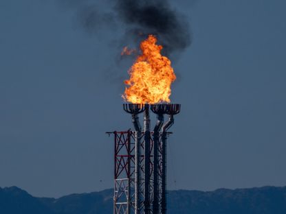 شعلة غاز في منشأة "LNG Canada" بمدينة كيتيمات في كولومبيا البريطانية، كندا - بلومبرغ