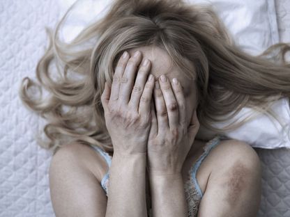 التكلفة الاقتصادية للعنف المنزلي تفوق المليارات - المصدر: بلومبرغ
