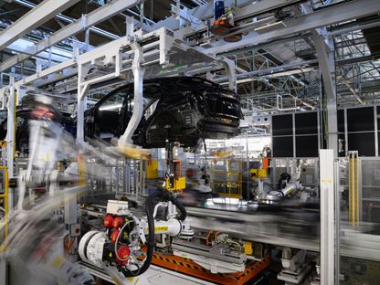 سيارة \"أريا\" الكهربائية الرياضية متعددة الاستخدامات من شركة نيسان موتور على خط الإنتاج في مصنع الشركة في كامينوكاو، اليابان - المصدر: بلومبرغ