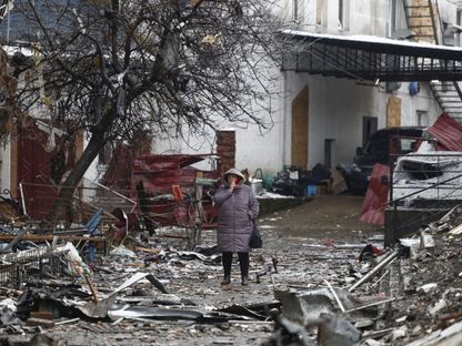 أحد المواقع المدمرة في أوكرانيا بسبب الهجوم الروسي - المصدر: بلومبرغ